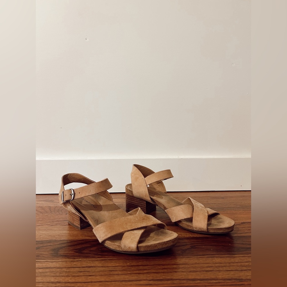 Lucky Brand Philana Sandal in Stone Leather, Size 7.5